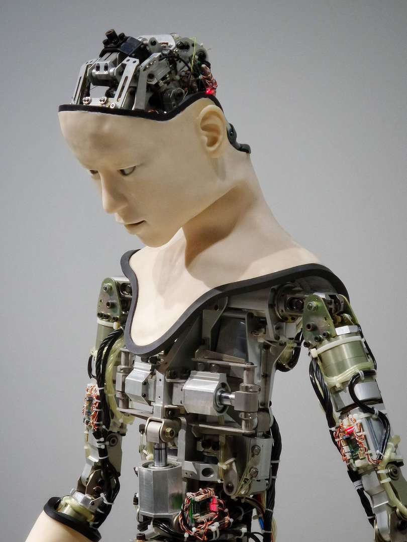 Bild på en robot som ska efterlikna en människa